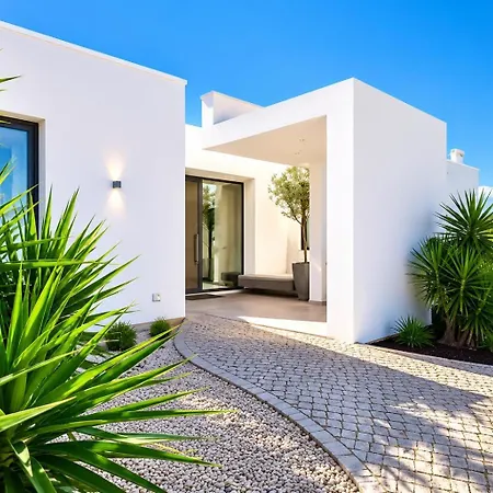 Villa Sernadinha - Infinity Pool & Mountain Views Bensafrim